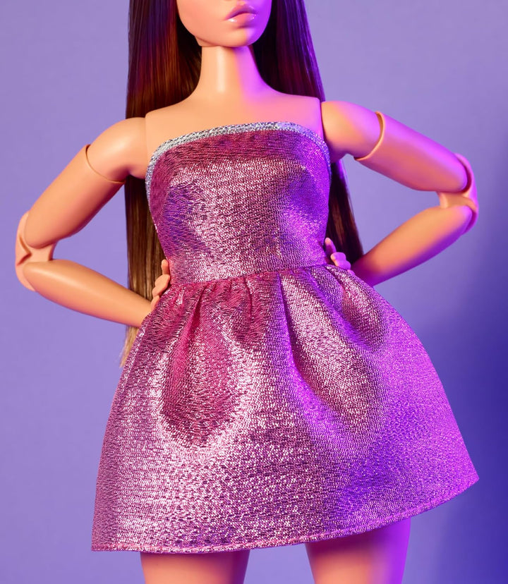 Barbie Looks Doll, figurină de colecție nr. 24 cu păr șaten și modă modernă Y2K, rochie strălucitoare fără bretele cu tocuri înalte Peep-toe, HRM16