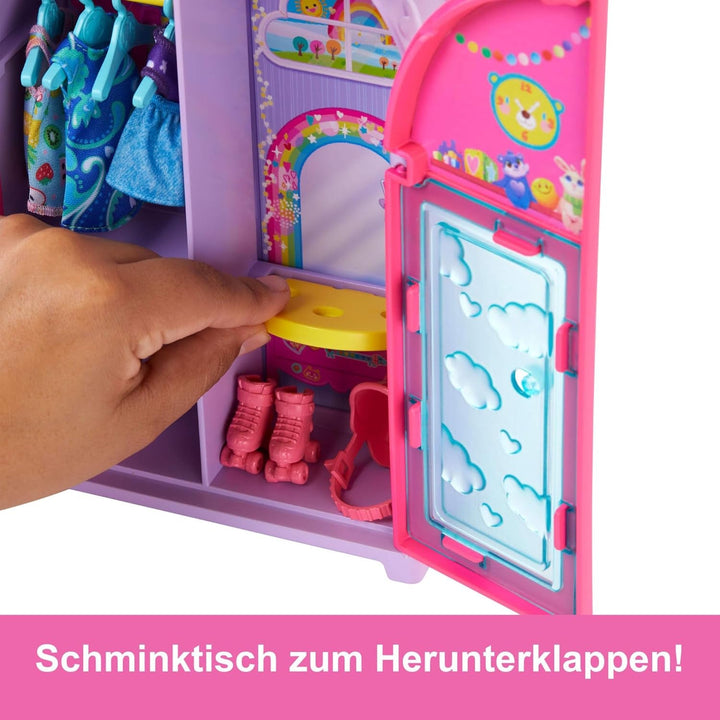 Barbie Chelsea păpușă și dulap Playset cu haine și accesorii, set de 17 piese, pliabil pentru a juca pe drum și depozitare, HXN03