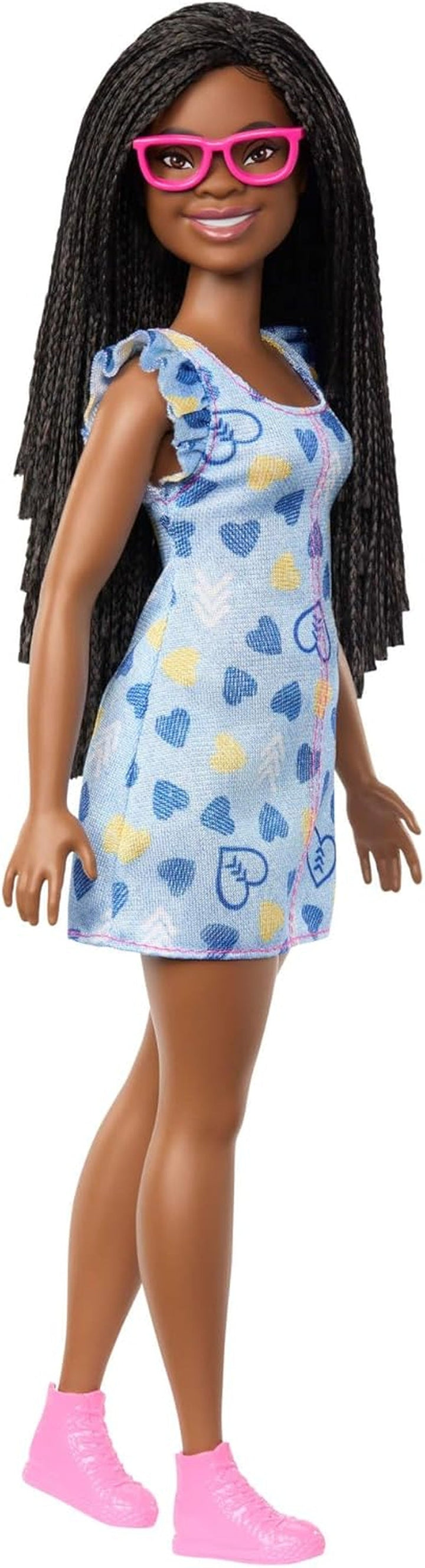 Păpușa Barbie Fashionistas nr. 229 cu sindrom Down în rochie de inimă, dezvoltată în cooperare cu Societatea Națională pentru Sindromul Down, HYK14