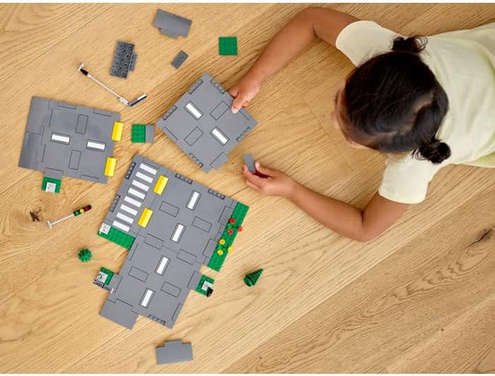 LEGO City Intersecție rutieră cu semafoare, set de construcție cu cărămizi care strălucesc în întuneric 60304