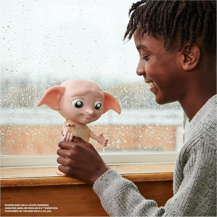 Wizarding World Harry Potter - Păpușa interactivă Dobby House Elf cu peste 30 de sunete, propoziții și mișcări, germană-italiană, jucărie pentru copii de la 6 ani, Fan Article