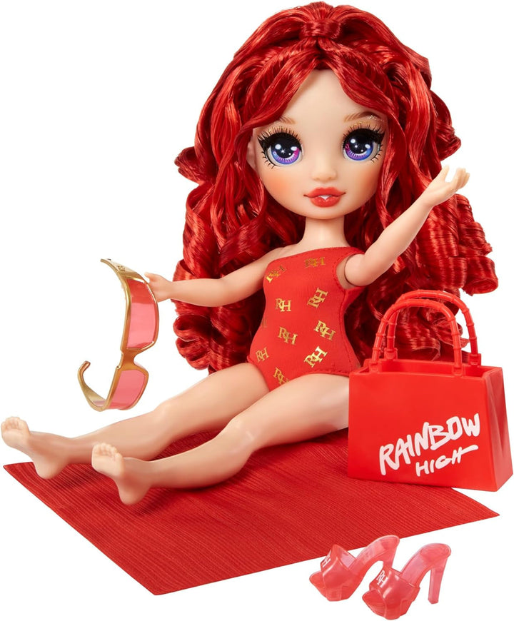Rainbow High Swim & Style - Ruby (roșu) - păpușă înaltă de 28 cm cu pareo strălucitor, poate fi purtată în 10+ moduri - costum de baie extensibil, sandale, accesorii de joacă - jucărie - ideală pentru 4 până la 12 ani