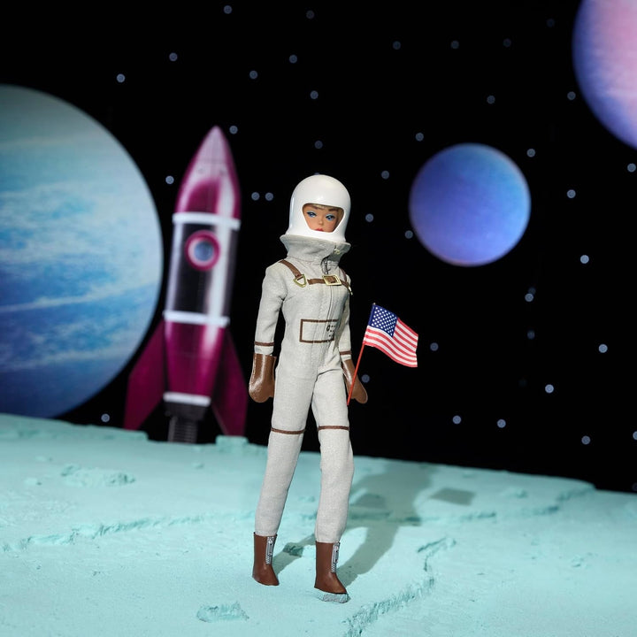Mattel Barbie Miss Astronaut păpușă de colecție cu costum argintiu, cizme spațiale și accesoriu cască, reproducere vintage a originalului din 1965, JBJ48