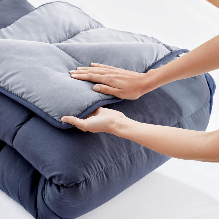 Pikolin Home - Plapumă reversibilă 300 G - Umplutură nordică bicoloră - Pentru pat 90 - confortabilă, caldă, respirabilă, albastru marin, 135 X 200 cm