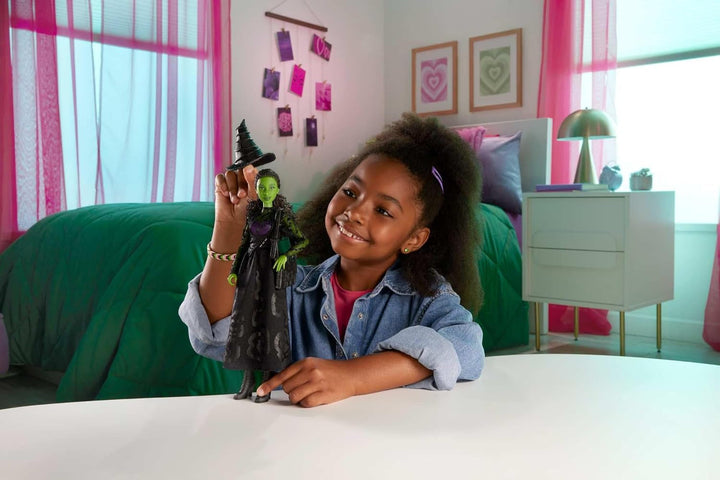 Mattel Wicked Elphaba păpușă de modă și accesorii cu piele verde, păr negru împletit, diferite poziții posibile și aspect de rochie de bal extensibilă, HXT62, [Multicolor]