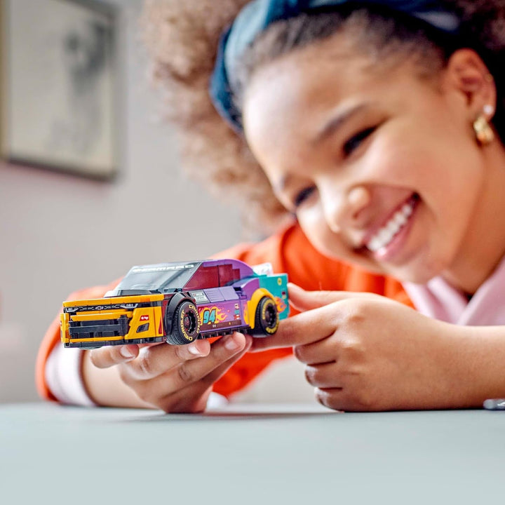 Mașină de jucărie LEGO Speed Champions NASCAR Next Gen Chevrolet Camaro ZL1; Set de construit și jucat cu mașină de curse; Cadou pentru băieți și fete cu vârsta de peste 9 ani 76935