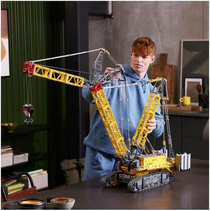 Set macara pe șenile LEGO Technic Liebherr LR 13000, construiește cel mai bun model de vehicul de construcții controlat de la distanță cu aplicația Control+, macara cu sistem de troliu și braț de ridicare, kit model mare pentru adulți 42146
