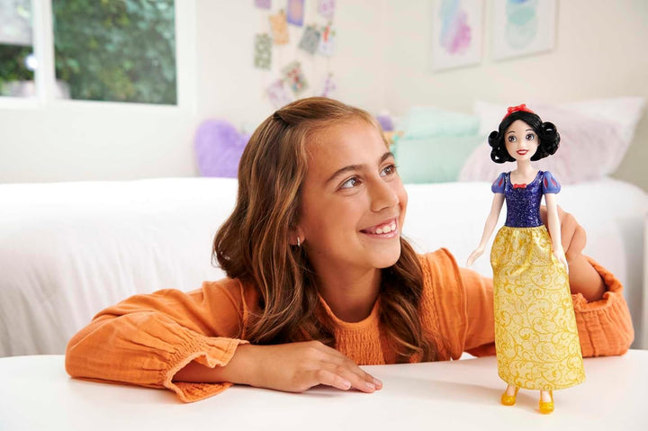 Mattel Disney Princess Toy, păpușă mobilă Albă ca Zăpada, cu haine strălucitoare și accesorii, inspirată de filmul Disney, cadou pentru copii, HLW08