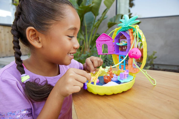 Polly Pocket GKJ64 - Cutie de buzunar cu ananas, portabilă, cu 8 funcții distractive, păpușile Polly și Purple, 2 accesorii și foaie de autocolante; jucărie pentru copii de 4 ani și peste