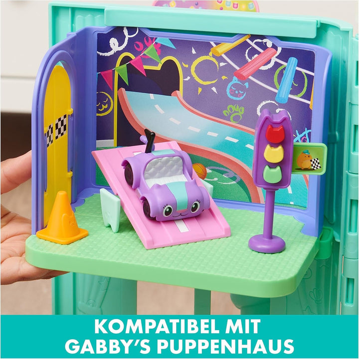 Gabby's Dollhouse Deluxe Room, cameră de joacă Purr-Ific, cameră de joacă cu mașină de jucărie Carlita, 2 piese de mobilier și 2 cutii surpriză cu accesorii, potrivită pentru copii de 3 ani și peste