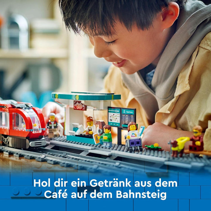 Tramvai LEGO City cu stație, idee de cadou pentru fanii jucăriilor cu vehicule de la 7 ani, cu 6 minifigurine și un câine ghid pentru jocuri de rol, jucărie de construcție 60423