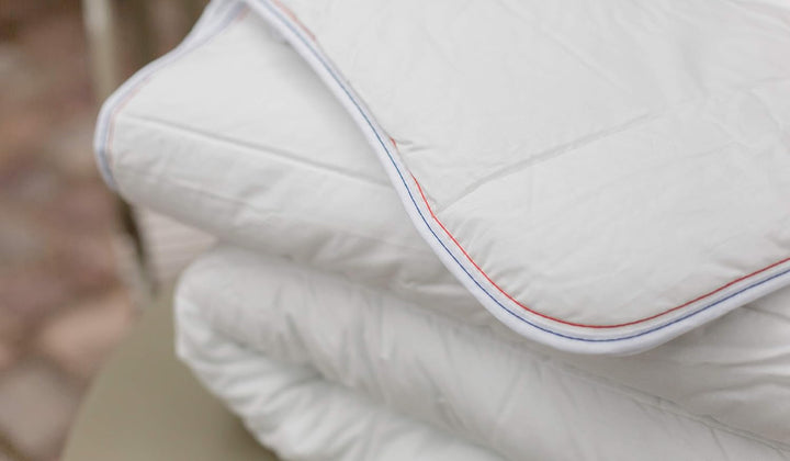 COLAS NORMAND Plapumă caldă, lavabilă la 95°C, 240 X 220 Cm, durabilă, microfibră, moale, mătăsoasă și confortabilă, fabricată în Franța, albă