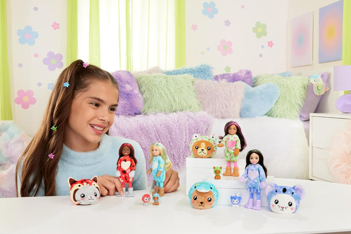 BARBIE Cutie Reveal Doll - păpușă Chelsea cu 6 surprize și distracție cu schimbarea culorilor, iepuraș în costum de pluș Koala, jachetă din fleece cu model la modă, pentru copii de la 3 ani, HRK31