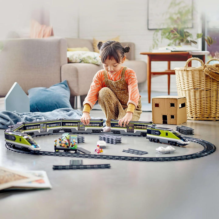 LEGO City Passenger Express Train, set cu tren controlat de la distanță, jucărie feroviară cu faruri, 2 vagoane și 24 de elemente de cale, cadou pentru copii, băieți și fete 60337