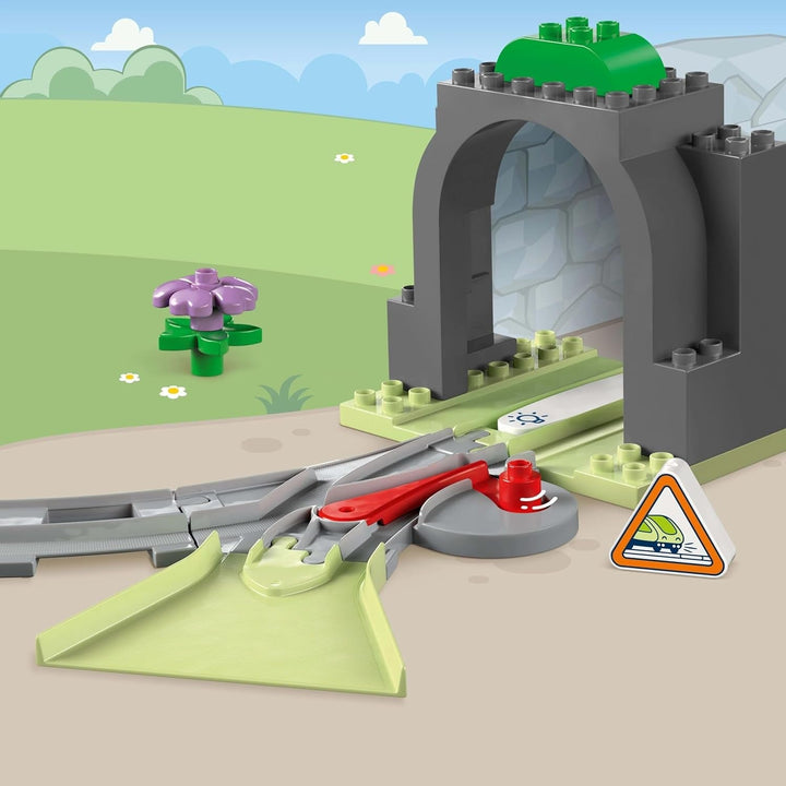 LEGO DUPLO Town Railway Tunnel And Tracks - Set de expansiune, cadou pentru copii mici, încurajează dexteritatea, set de joacă pentru fanii vehiculelor de la 2 ani, jucărie de învățare creativă 10425