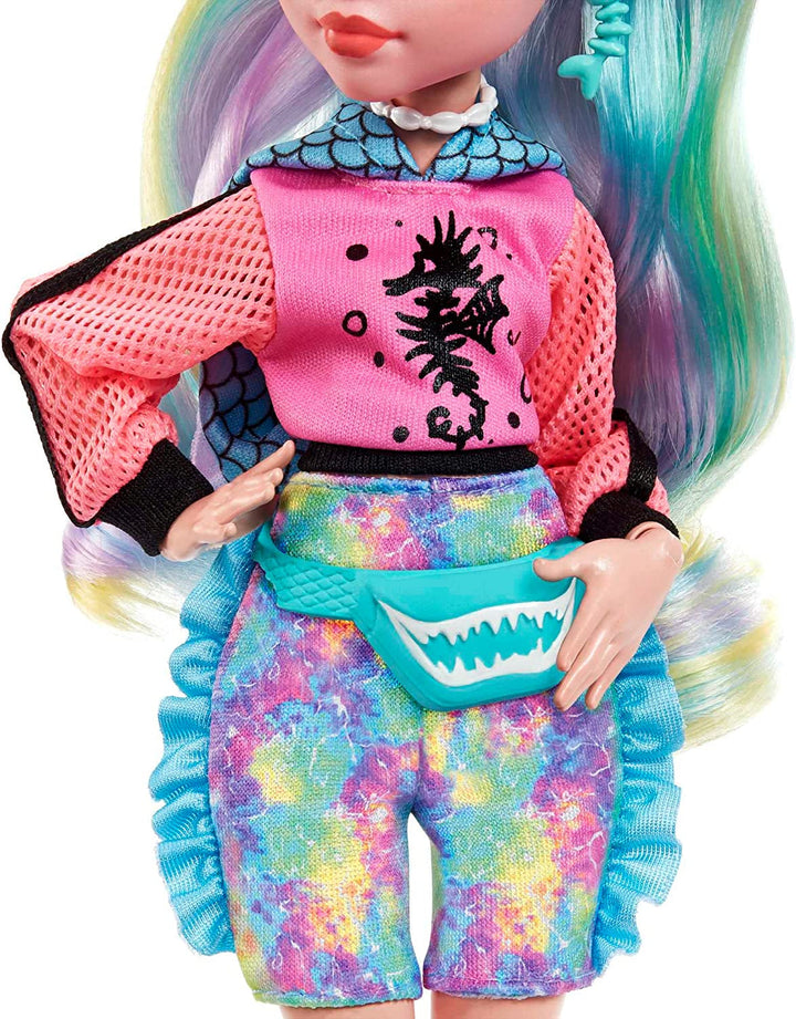 Păpușă MONSTER HIGH Lagoona Blue - hanorac roz, pantaloni scurți de bicicletă batik, sandale cu platformă, aripioare, accesorii, pentru copii cu vârsta peste 4 ani, HHK55