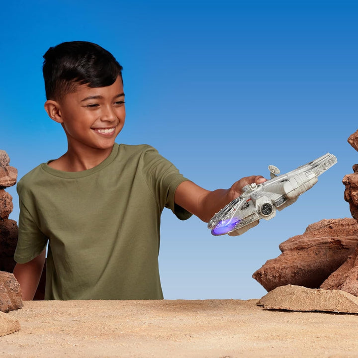 Star Wars Micro Galaxy Squadron SWJ0332 - Millennium Falcon, vehicul oficial de 22,5 cm cu lumini, sunet și figurine