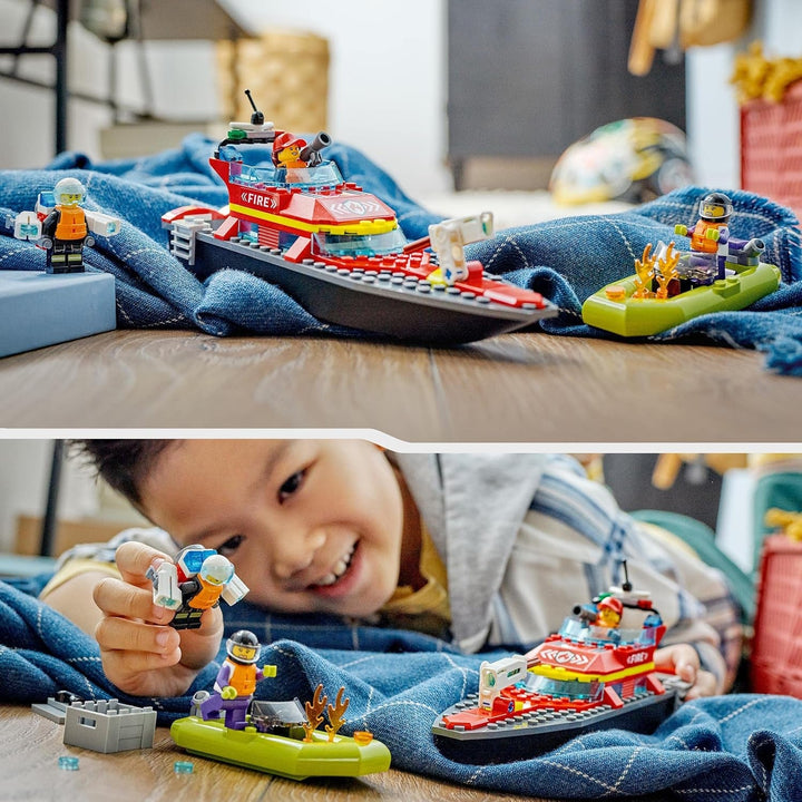 LEGO 60373 City Fire Boat, jucărie care plutește în apă, cu barcă de curse, 3 minifigurine și Jetpack, idee de cadou pentru băieți și fete de la 5 ani în sus