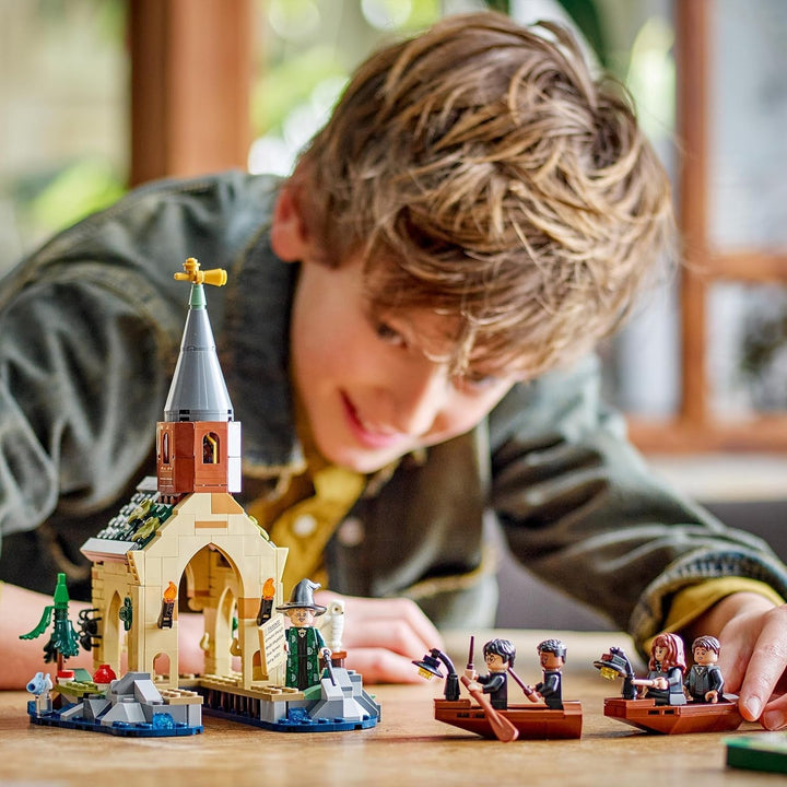 LEGO Harry Potter Hogwarts Castle Boathouse Model de jucărie pentru copii, include 2 bărci construibile și 5 mini figurine, cadou pentru fete, băieți și toți fanii de la 8 ani 76426