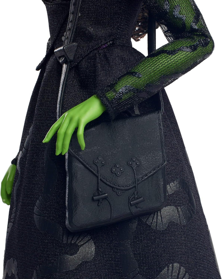 Mattel Wicked Elphaba păpușă de modă și accesorii cu piele verde, păr negru împletit, diferite poziții posibile și aspect de rochie de bal extensibilă, HXT62, [Multicolor]