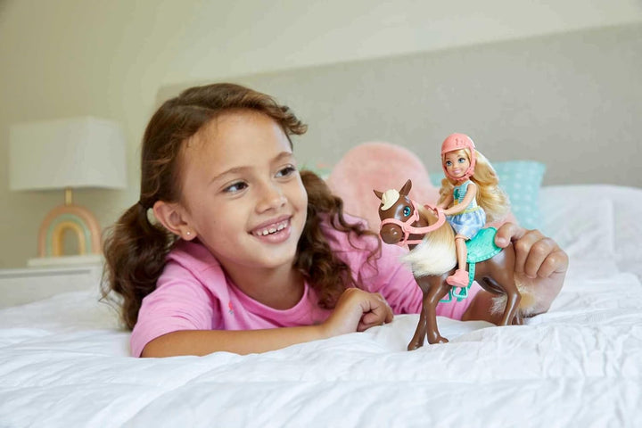 Barbie GHV78 - Club Chelsea Playset cu păpușă și cal, aprox. 15 cm, blondă, cu modă și accesorii, jucărie cadou pentru copii de la 3 la 7 ani