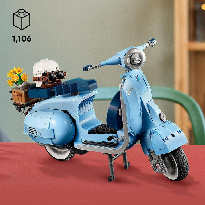 LEGO Icons Vespa 125, Model de motocicletă de construit, Scuter de epocă din Italia, Kit model pentru adulți, Piesă de afișare ca decor pentru cameră, Cadouri pentru femei și bărbați 10298