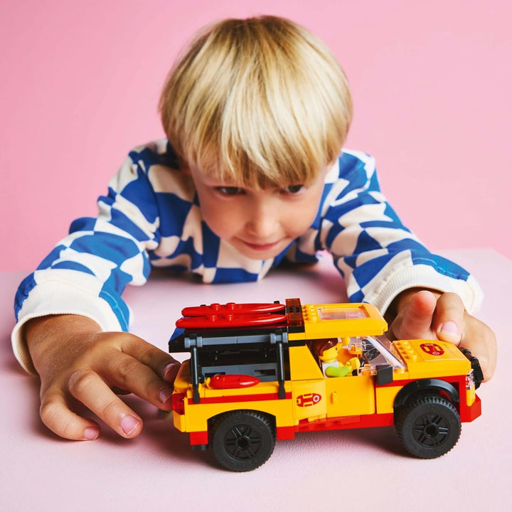 LEGO City Lifeguard Emergency Vehicle - Vehicul de teren cu 2 minifigurine și rechin - Set de construcție pentru fete și băieți cu vârsta peste 6 ani - Idee de cadou pentru surferi și fani ai sporturilor nautice 60453