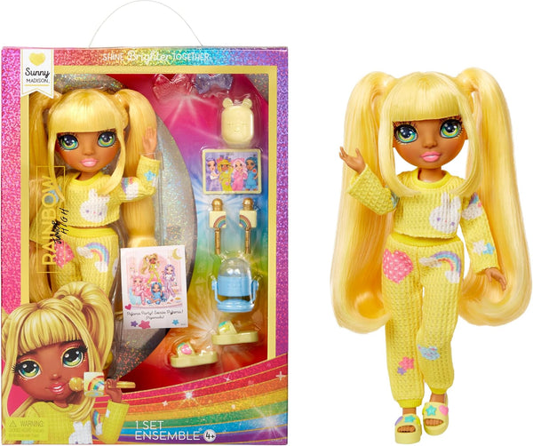 Rainbow High Junior High PJ Party - Sunny (galben) - păpușă de 22 cm cu salopetă moale, papuci și accesorii de joacă - jucărie pentru copii - ideală pentru 4-12 ani