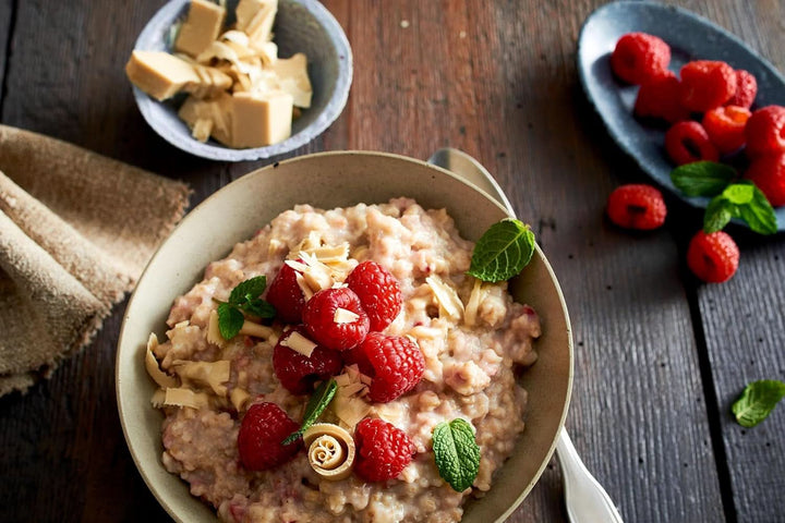 RUF Porridge Raspberry White Choc, Porridge instant cu bucăți de zmeură și ciocolată albă rasă, 65 de grame