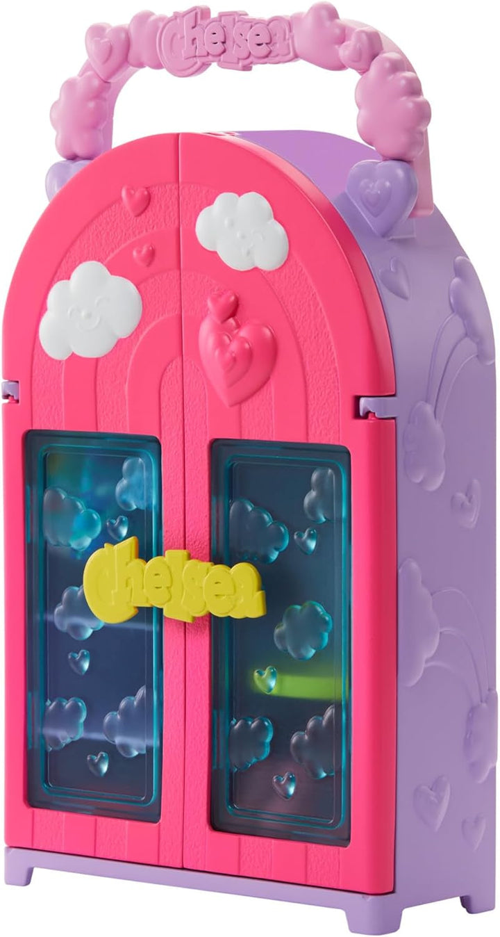 Barbie Chelsea păpușă și dulap Playset cu haine și accesorii, set de 17 piese, pliabil pentru a juca pe drum și depozitare, HXN03