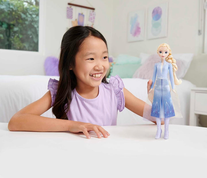 Mattel Disney Prințesa Elsa păpușă, Regina de gheață păpușă în costum de călătorie, păr blond pieptănat, mobil, fustă extensibilă și cizme, cadouri Disney, jucării de la 3 ani, HLW48
