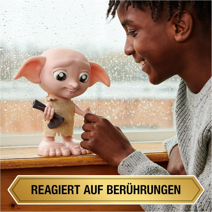 Wizarding World Harry Potter - Păpușa interactivă Dobby House Elf cu peste 30 de sunete, propoziții și mișcări, germană-italiană, jucărie pentru copii de la 6 ani, Fan Article