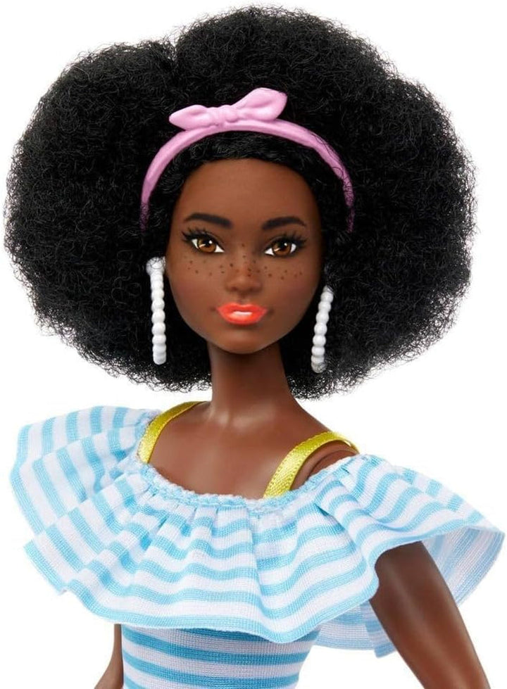 Barbie Ken - păpușă blondă cu cămașă albastră și costum de baie, accesorii de plajă și minge de plajă pentru jocuri creative, pentru copii de la 3 ani, HPL74