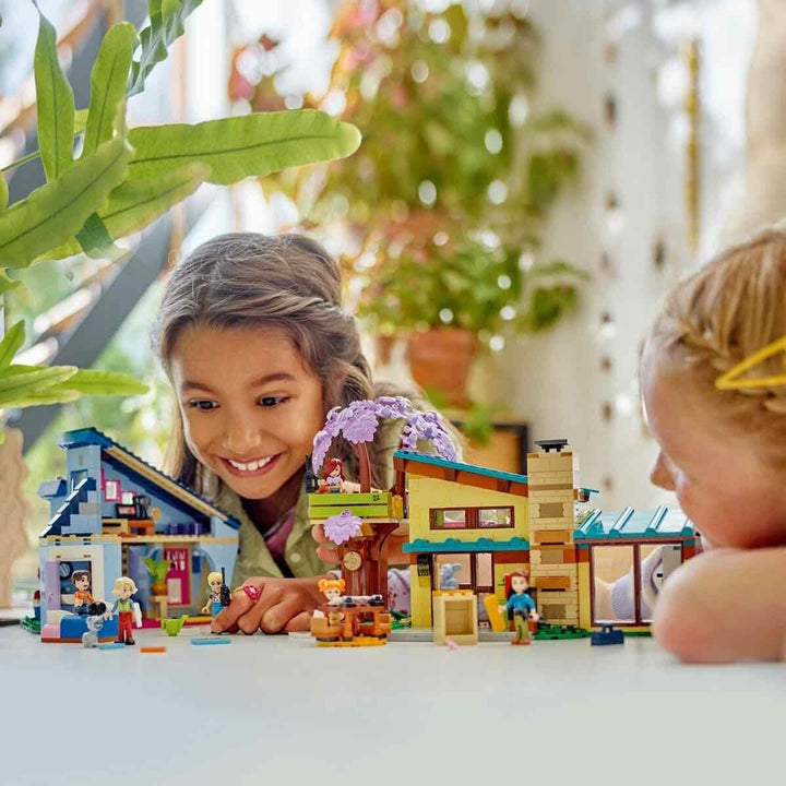 Casă de familie LEGO Friends Olly și Paisley, casă de păpuși cu figurine și accesorii, set cu casă cu două etaje și casă în copac, cadou creativ pentru fete și băieți cu vârsta de peste 7 ani 42620