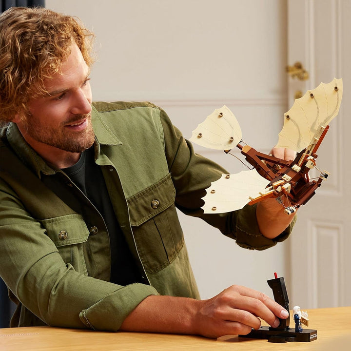 LEGO Icons Leonardo Da Vinci's Flying Machine With Flapping Wings - Include minifigurină și suport - Set de construcție pentru adulți - Set de decorațiuni pentru casă - Idee de cadou - 10363