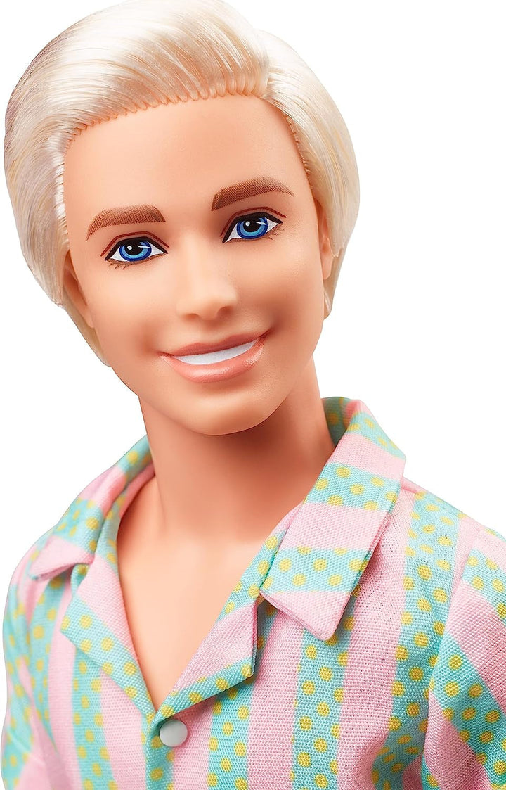 Barbie the Movie - Doll Movies Fans, Ken Doll, păpușă de colecție cu placă de surf și adidași, corp mobil, păr blond platinat, potrivită ca cadou pentru copii de la 3 ani, HPJ97