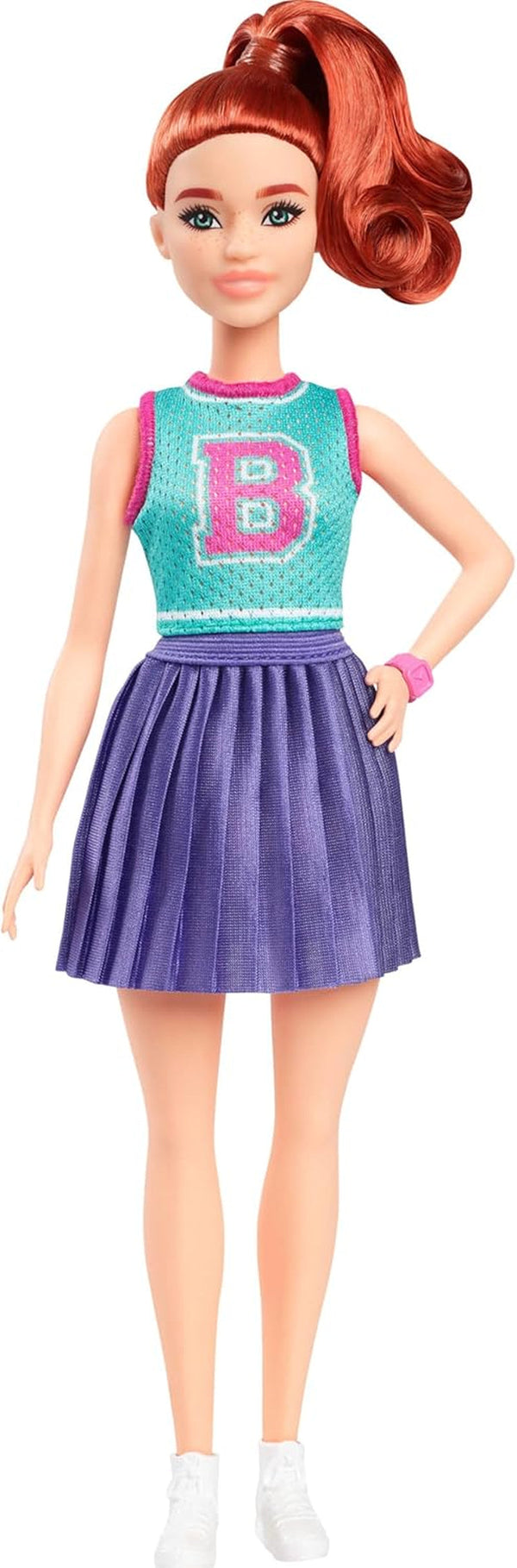 Păpușă Barbie Fashionistas nr. 232 cu păr roșcat, bluză sport din jersey cu imprimeu B, fustă plisată mov, ceas de mână și adidași, HYT90