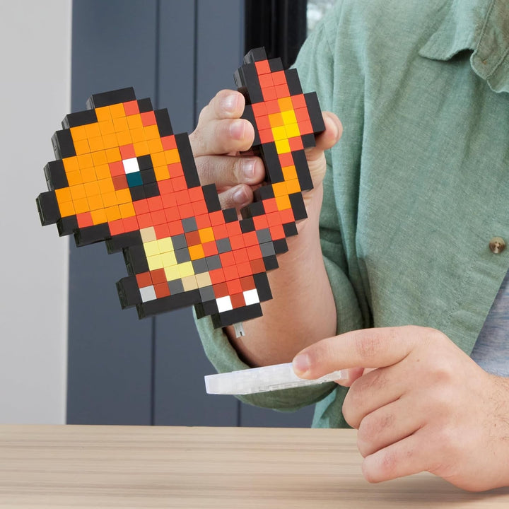 MEGA Pokémon Glumanda - Figură construibilă în aspect retro, Pixel Art, Inclusiv bază pentru montare pe perete, Pentru constructori și colecționari adulți, HTH76