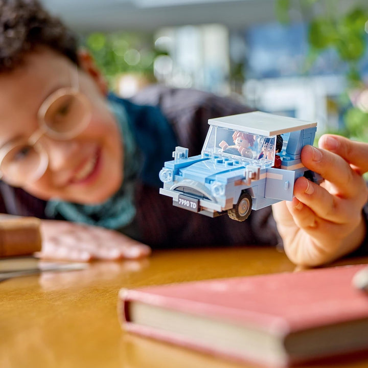 LEGO Harry Potter Flying Ford Anglia, mașină de jucărie construibilă pentru copii, cadou pentru băieți, fete și toți fanii de la 7 ani, set cu 2 mini figurine, inclusiv Ron Weasley, pentru jocuri de rol 76424