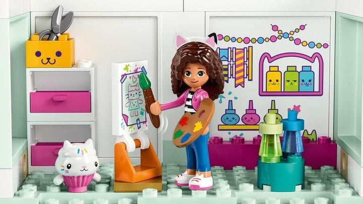 Lego 10788 Gabby's Dollhouse Toy Set, 8 camere și 4 etaje Gabby's Dollhouse Toy cu Pandi, Meerkat, Kuchi Figures și accesorii, cadou pentru fete de la 4 ani, băieți și copii