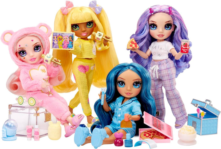Rainbow High Junior High PJ Party - Sunny (galben) - păpușă de 22 cm cu salopetă moale, papuci și accesorii de joacă - jucărie pentru copii - ideală pentru 4-12 ani