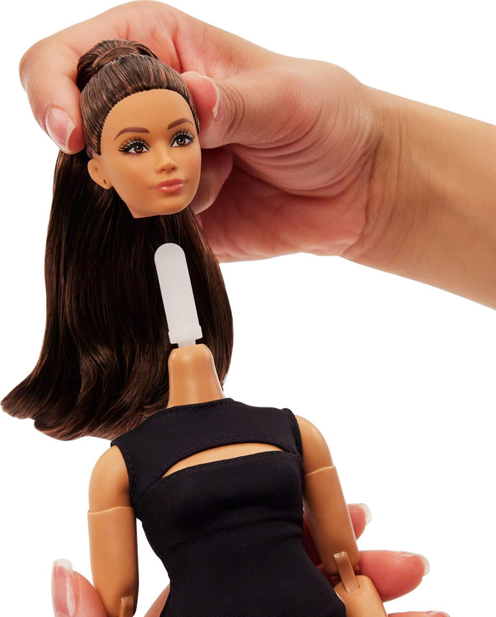 Barbie Basics Model 5, păpușă de colecție cu păr brunet, rochie mini neagră și pantofi cu toc, Universal Fit Fashion, corp mobil cu curbe feminine, JBH73