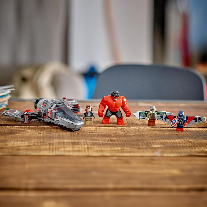 LEGO Marvel Showdown între Căpitanul America și Hulk Roșu, cadou pentru copii, set cu jet construibil, jucărie cu supereroi pentru băieți și fete de la 8 ani, jucărie de construit aventuri 76292