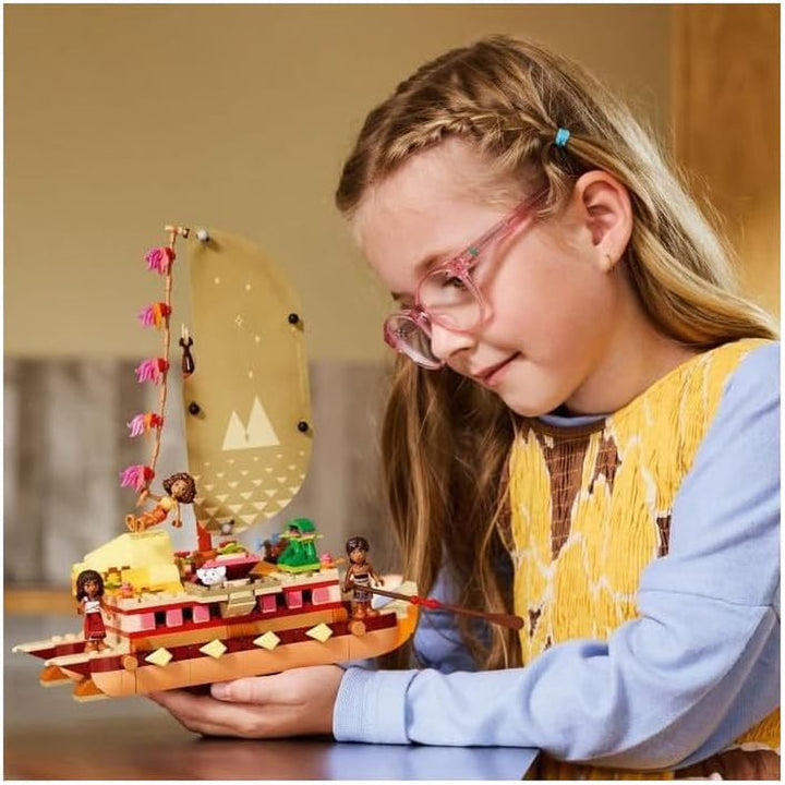 LEGO Ç€ Disney Vaiana 2: Pluta de aventură a Vaianei - Barcă de jucărie cu vele, punte detașabilă, foc de tabără și 3 mini păpuși, inclusiv Loto și Moni - Cadou pentru fete 6+ și fani - 43270