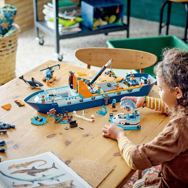 LEGO City Arctic Research Ship, barcă mare de jucărie plutitoare cu elicopter, barcă pneumatică, submarin Rov, epavă vikingă, 7 minifigurine și figură Orca, cadou pentru copii cu vârsta de 7+ 60368
