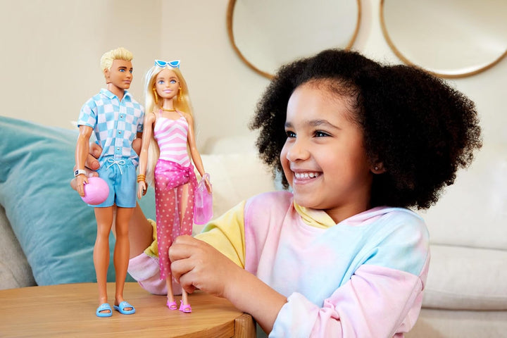 Barbie Ken - păpușă blondă cu cămașă albastră și costum de baie, accesorii de plajă și minge de plajă pentru jocuri creative, pentru copii de la 3 ani, HPL74