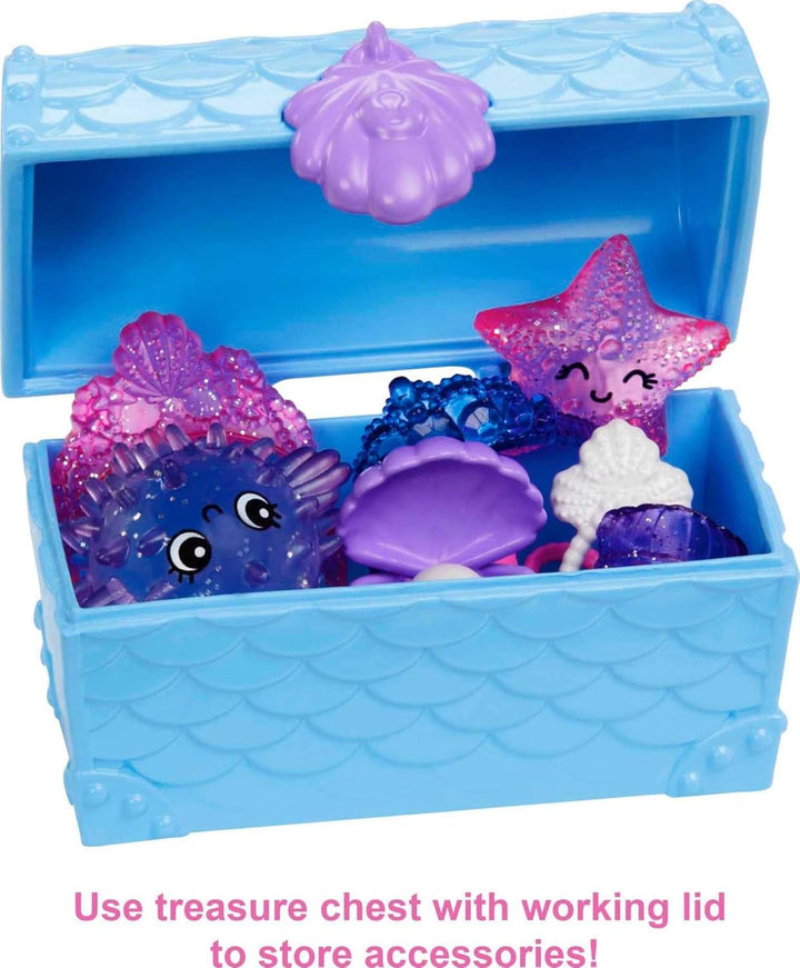 Barbie Mermaid Power, păpușă Chelsea, păpușă sirenă, Chelsea cu păr albastru și violet, coroană, coadă de sirenă, accesoriu, cadou pentru copii de la 3 ani, Hhg57