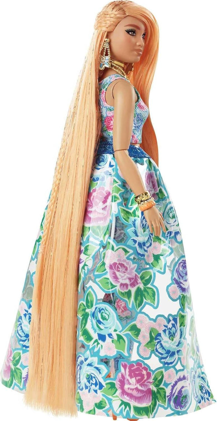 Barbie Extra Fancy, Curvy Păr lung blond cu căpșuni, costum din două piese, pisică albastră, geantă roz, ochelari de soare cu ananas, inclusiv păpușă, potrivit ca cadou, Hhn14
