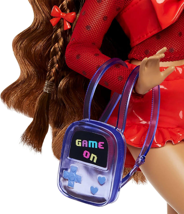 Păpușă Barbie Dream Besties și accesorii, păpușă de modă Teresa mobilă cu păr castaniu și agrafe de păr, 10 bucăți temă jocuri video, HYC23