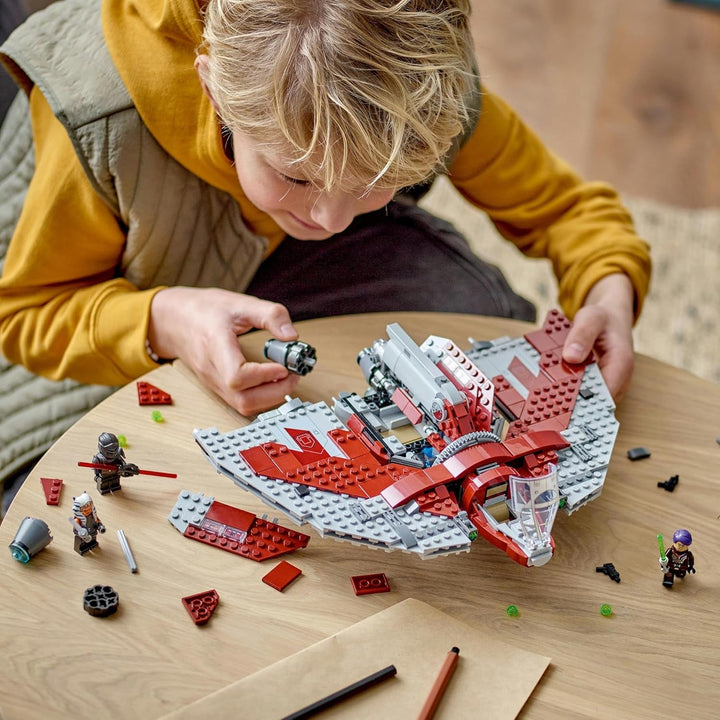 LEGO Star Wars Ahsoka Tano's T-6 Jedi Shuttle Set, Jucărie navă spațială construibilă cu 4 minifigurine, inclusiv Sabine Wren și Marrok cu săbii laser, cadou pentru fanii seriei Ahsoka 75362